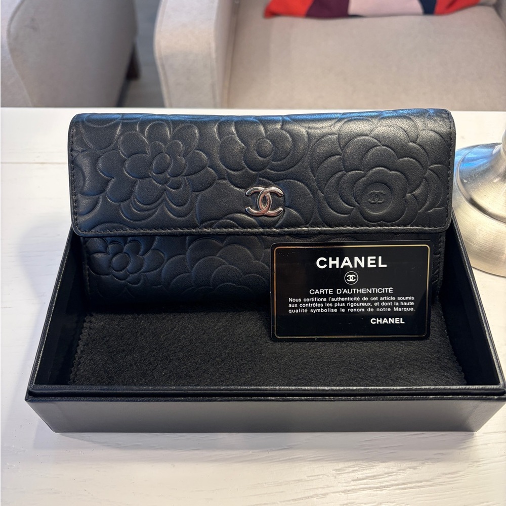 CHANEL Black Quilted Camellia Leather Wallet with CC Logo - Picture 1 of 7